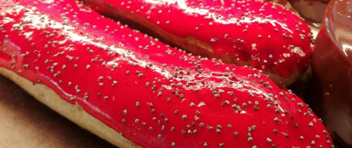 Eclair fraises et graines de pavot de Lorette boulangerie Paris