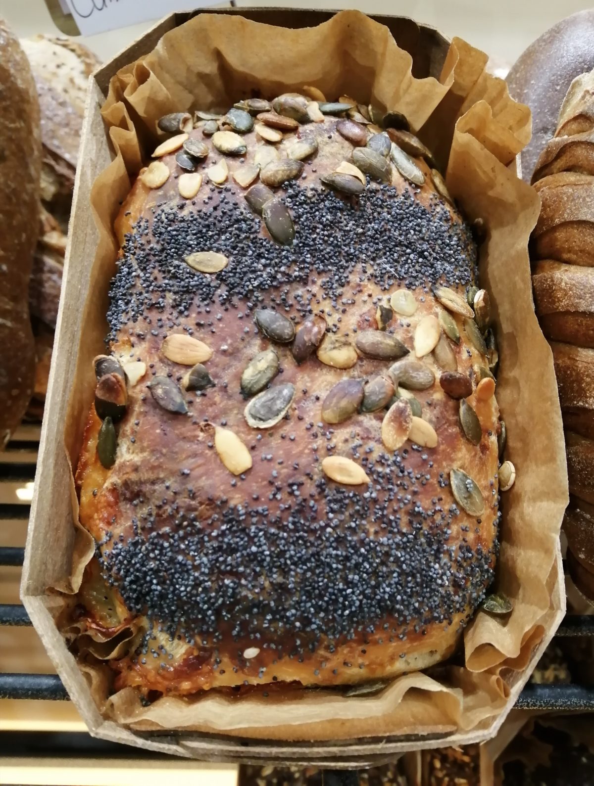 Pain 3 fromages bleu, emmental) boulangerie Lorette Paris