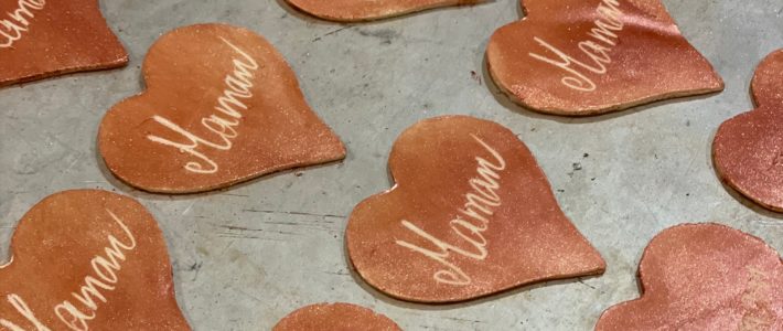 Coeurs en chocolat avec mention manuscrite Maman, boulangerie Lorette, boulangerie artisanale à Paris