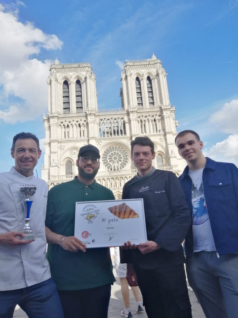 Les touriers de Lorette sur le parvis de notre Dame de Paris à l'occasion des résultats du concours du meilleur croissant