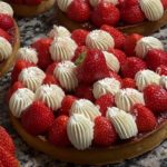 Tarte aux fraises françaises et vanille de Madagascar de lorette, boulangerie artisanale à Paris