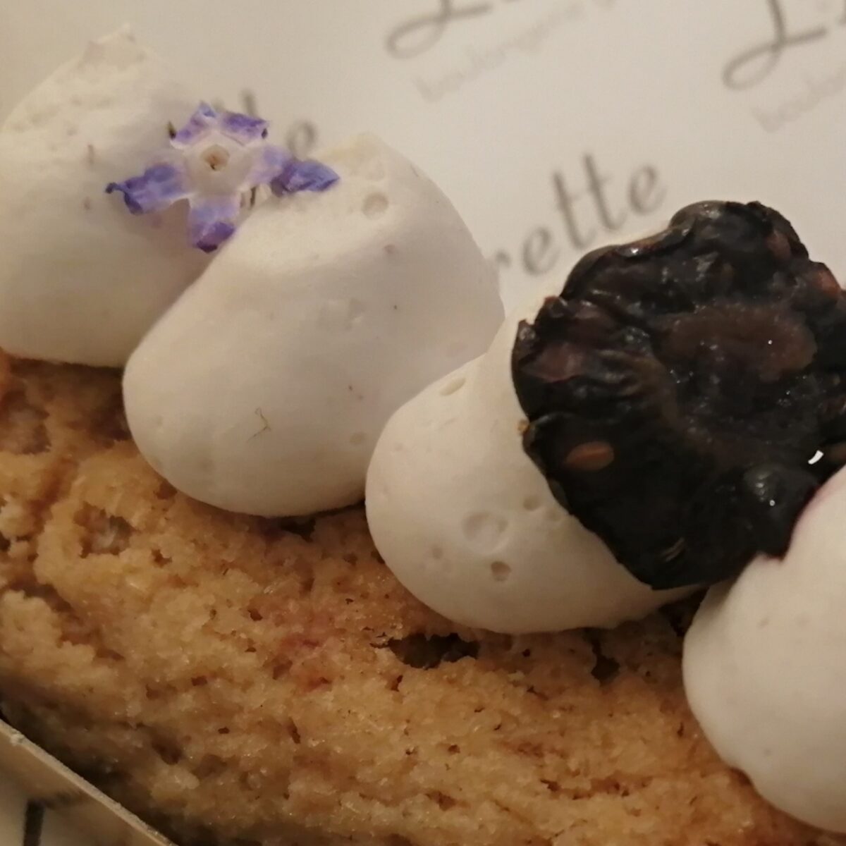 Eclair aux mûres et violettes boulangerie Lorette Paris