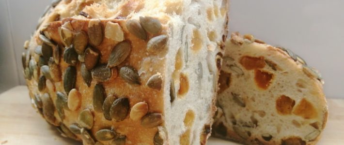 Pain de tradition aux abricots et graines de courges de Lorette, boulangerie artisanale à Paris