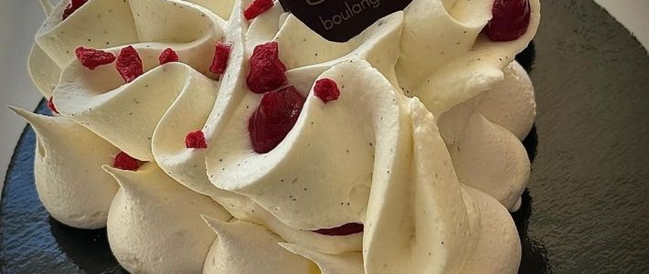 Pavlova de Saint Valentin à la vanille et aux fruits rouge en forme de coeur, chez Lorette, boulangerie artisanale à Paris